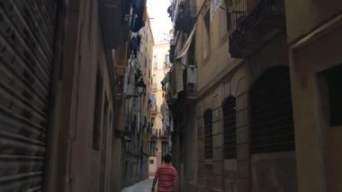 Barcelona, Katalonya, İspanya - yaklaşık Ekim 2014 - insanlar popüler ve kalabalık sokakları, kaldırımlar ve Barselona'nın Gotik bölgesi alleyways geceleri yürümek.