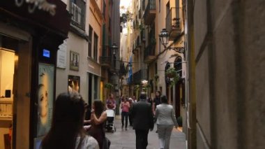 Barselona dar sokakları ve kaldırımları