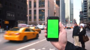 adam yeşil ekran smartphon kadar tutar