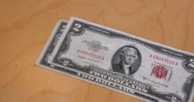 2 $ faturaları bir masa üzerine istifleme