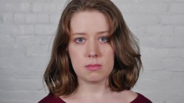 üzgün kadın kameraya benziyor