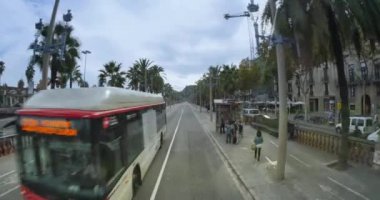 Barcelona, Katalonya, İspanya - Ekim 2014 - yaklaşık bir turistin bakış açısı ile Barselona kent merkezinde bir tourbus sürme.