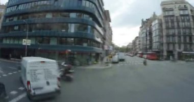 Barselona şehir merkezi üzerinden bir tourbus sürme bir zaman atlamalı bakış açısı.