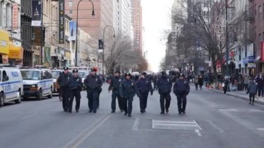 Polis memuru bir protesto yürüyüşü için yolu açın