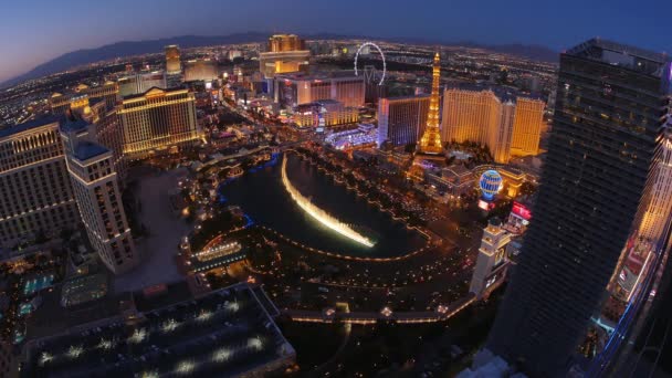 Flygvy över Las Vegas Strip och Bellagio Fountains på kvällen — Stockvideo