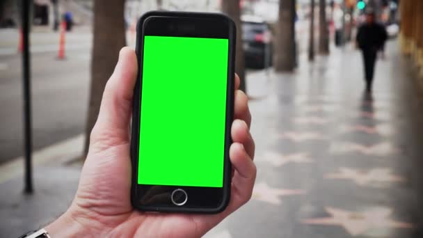 Smartphone de pantalla verde en Hollywood — Vídeo de stock