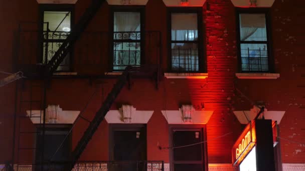 En typisk New York City lägenhet byggnad — Stockvideo