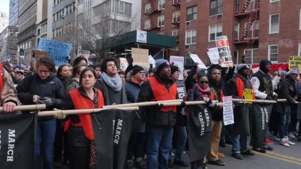 Demonstranterna i Manhattan protestera mot polisen mord — Stockvideo