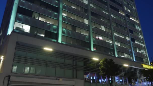 Edificio de oficinas nocturno Estableciendo tiro — Vídeos de Stock