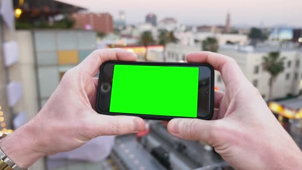 Smartphone de pantalla verde en Hollywood — Vídeo de stock