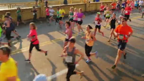 Maratona di Pittsburgh sui prodotti sportivi di Dick's 2015 — Video Stock