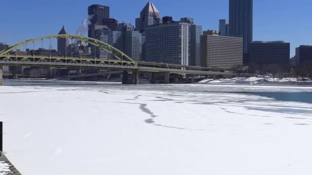 Invierno Pittsburgh Establecimiento de tiro inclinado hacia arriba — Vídeo de stock