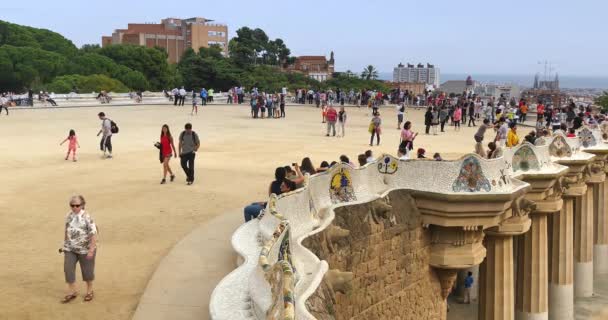 Tourists at  Park Güell — Stok video