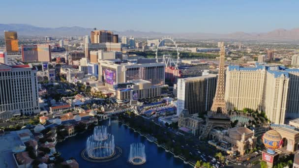 Flygvy över Las Vegas Strip under dagen — Stockvideo