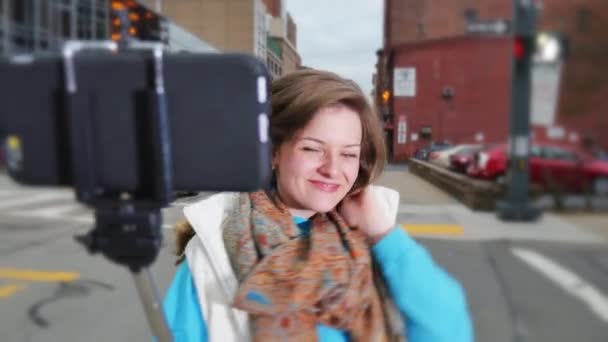 Mulher Poses com Selfie Stick — Vídeo de Stock