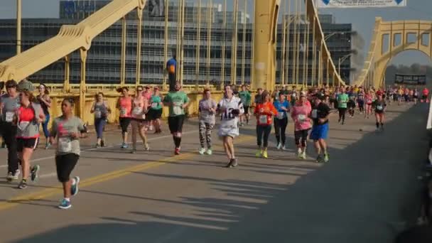 Maratona di Pittsburgh sui prodotti sportivi di Dick's 2015 — Video Stock