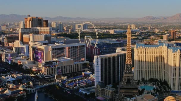 Vista aérea de la franja de Las Vegas al anochecer — Vídeo de stock