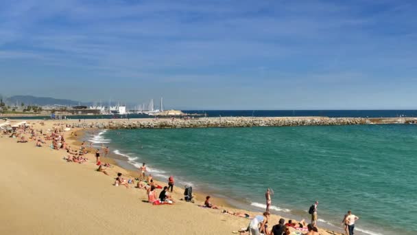 Visitantes desfrutar das praias ensolaradas de Barcelona no início da Queda . — Vídeo de Stock