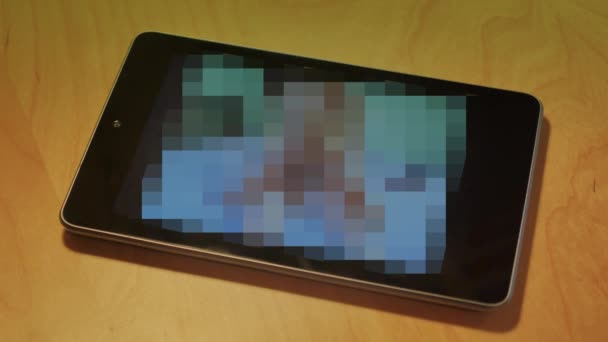 4 k tittar på porr på en TabletPC — Stockvideo