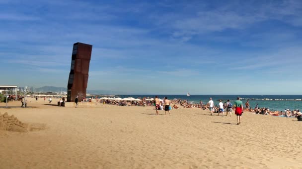 Les visiteurs profitent des plages ensoleillées de Barcelone au début de l'automne . — Video