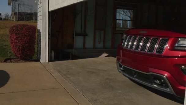 Une porte de garage s'ouvre et se ferme automatiquement . — Video