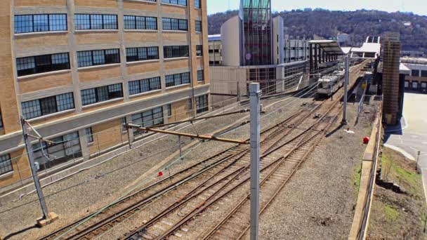 Plataforma de la Primera Avenida del Metro de Pittsburgh Estableciendo Shot — Vídeo de stock