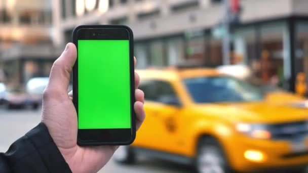 Muž drží se zeleným plátnem smartphon — Stock video