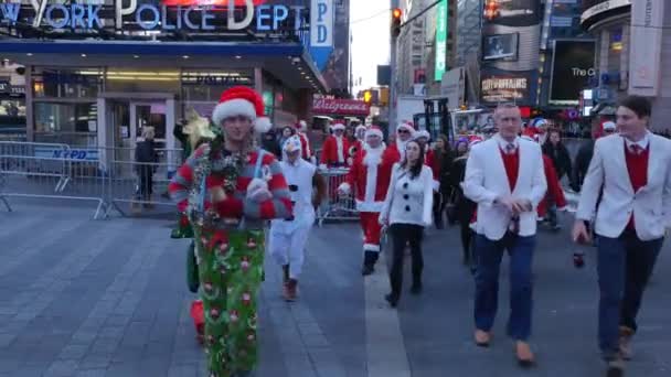 Mensen verkleed als Santa Claus — Stockvideo