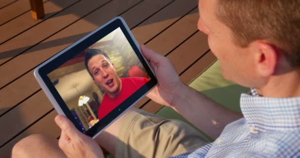 Man βιντεοσυνομιλίες έξω με Tablet PC — Αρχείο Βίντεο