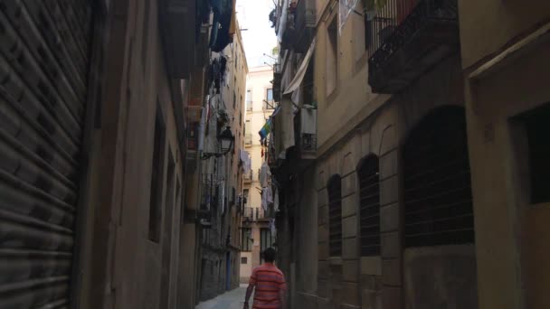 BARCELONA, CATALONIA, SPAGNA - Circa ottobre 2014 - La gente cammina di notte per le strade, i marciapiedi e i vicoli popolari e affollati del quartiere gotico di Barcellona . — Video Stock