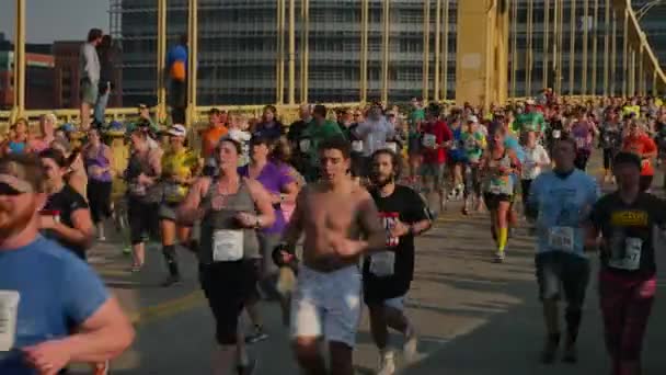 Maratona di Pittsburgh sui prodotti sportivi di Dick's 2015 — Video Stock