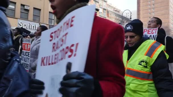 Demonstranterna i Manhattan protestera mot polisen mord — Stockvideo