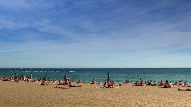 Pengunjung menikmati pantai-pantai cerah Barcelona pada awal musim gugur . — Stok Video