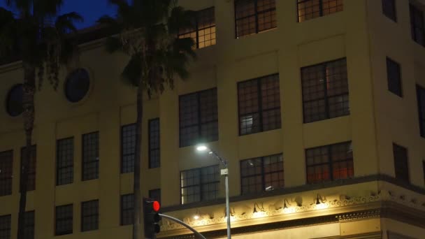 야간 매장 이나 아파트 건물 설정 샷 — 비디오