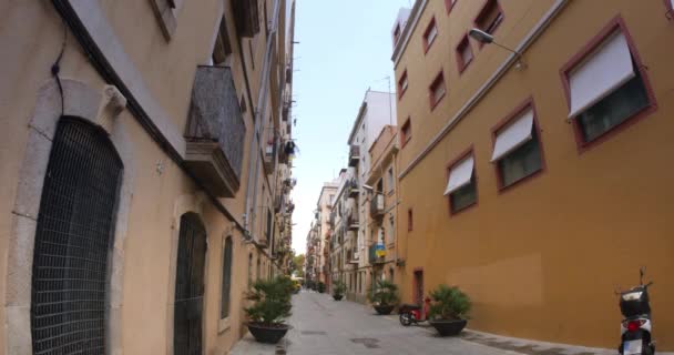 Narrow streets and sidewalks of Barcelona — Stock Video