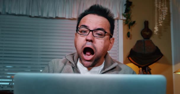 Adam onun Internet hızı tarafından üflenir — Stok video