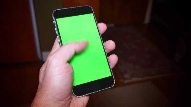 Man houdt een zwarte smartphone — Stockvideo