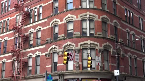 Edificio de apartamentos de la ciudad Establecimiento de tiro — Vídeo de stock