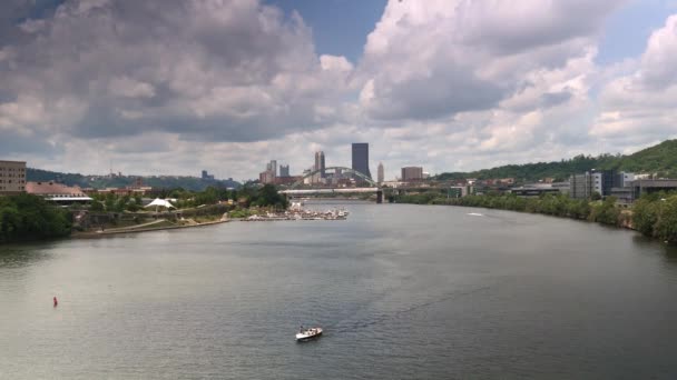 Stad van Pittsburgh gezien vanaf de Hot Metal Street Bridge. — Stockvideo