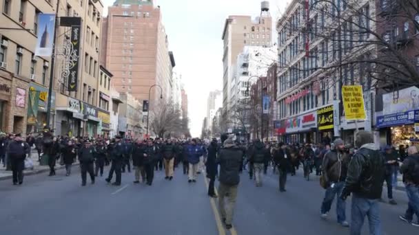 Gli agenti di polizia aprono la strada a una marcia di protesta — Video Stock