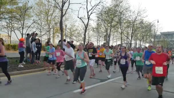 Maratona di Pittsburgh sui prodotti sportivi di Dick's 2015 — Video Stock