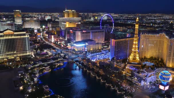 Luchtfoto van de Las Vegas strip 's nachts — Stockvideo