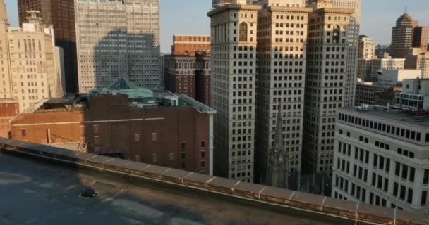 Lege richel bovenaan het hoge Pittsburgh-gebouw — Stockvideo