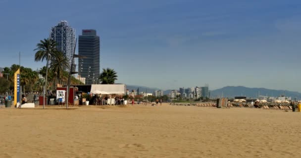 Visitors enjoy the sunny beaches of Barcelona in the early Fall. — Stock Video