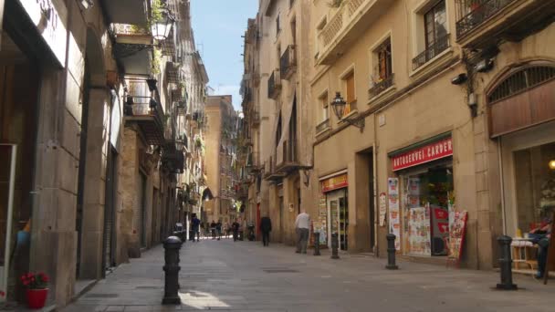 Smala gator och trottoarer i Barcelona — Stockvideo