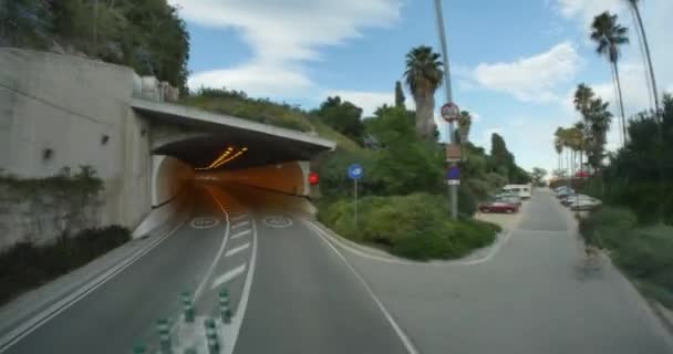 En turist synpunkt att rida i en tourbus genom en tunnel ovanpå Montjuic i Barcelona. — Stockvideo