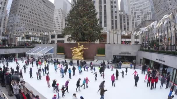 La pista de hielo en Rockefeller Center — Vídeos de Stock