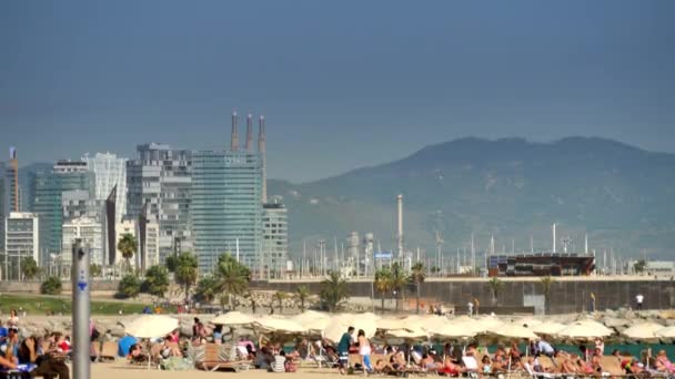 Відвідувачі користуються сонячними пляжами Барселони на початку осені. — стокове відео