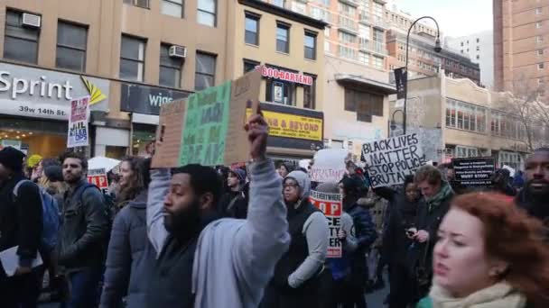 Demonstranterna i Manhattan protestera mot polisen mord — Stockvideo