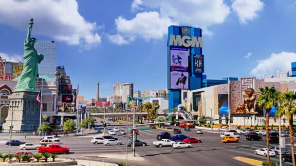 Establecimiento de Shot of Tropicana Avenue y MGM y NYNY Casinos — Vídeos de Stock